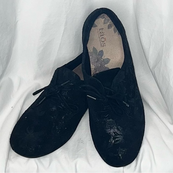 Taos Cobbler Oxford Comfort Dress Shoe Black Suede/Metallic Floral Size 7 - Picture 3 of 4